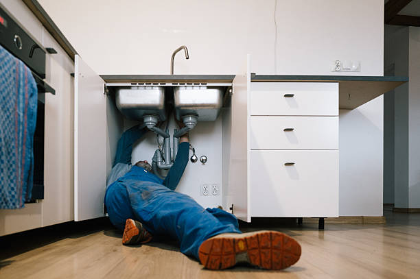 Professional Emergency Plumber technician working in Downey, CA